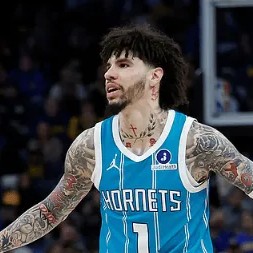 星空体育下载-鲍尔全场15投仅1中，三分10中0得到2分5篮板7助攻2抢断1封盖